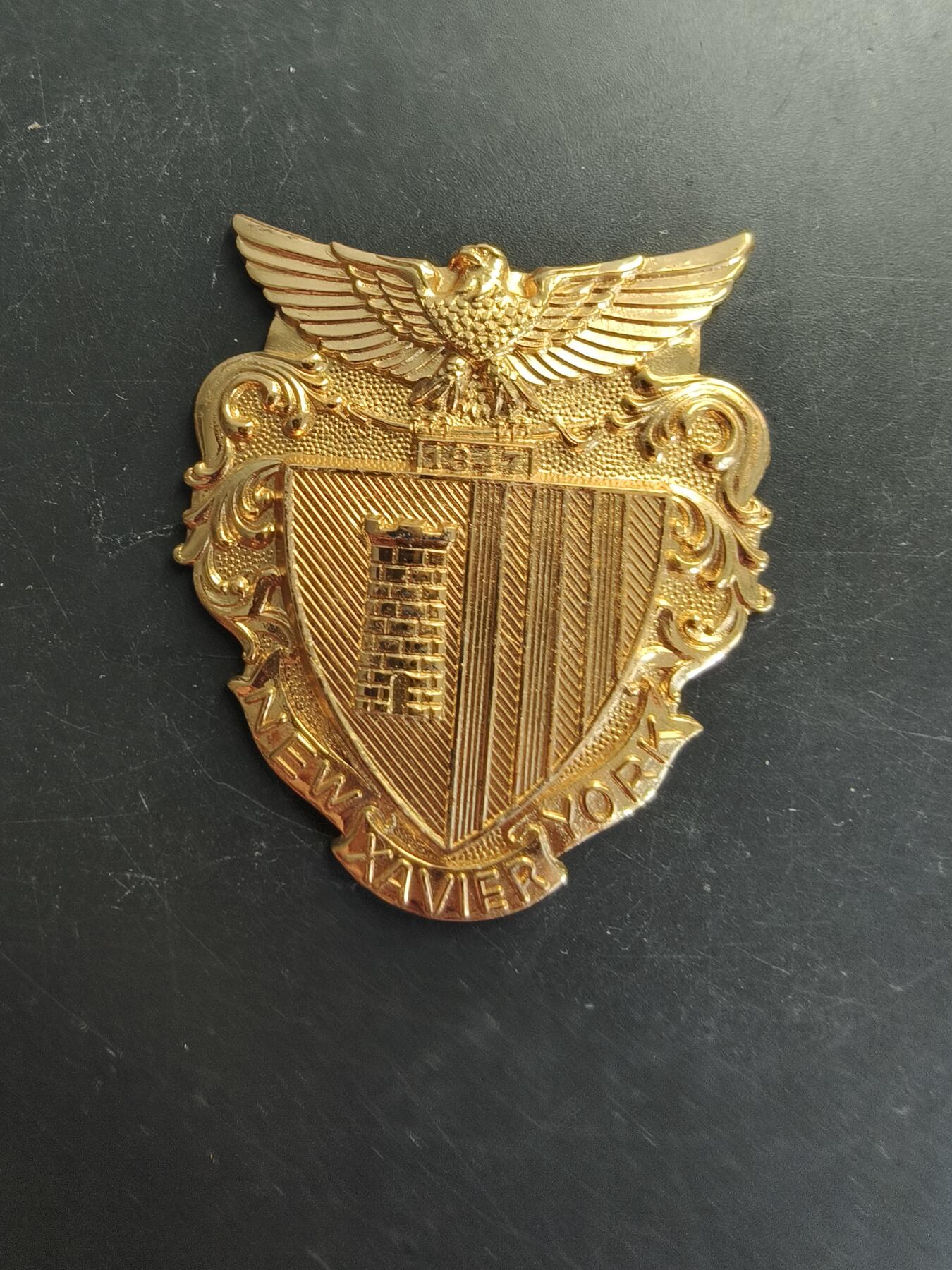 老王徽章第166期 美国哈维尔军事学校大檐帽帽徽    背杆损坏
