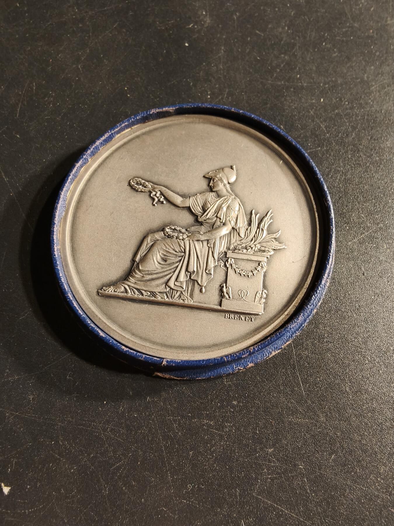 老王徽章第166期 法国太阳公司代理总监大银章     原盒800银    直径58mm.   重量87g