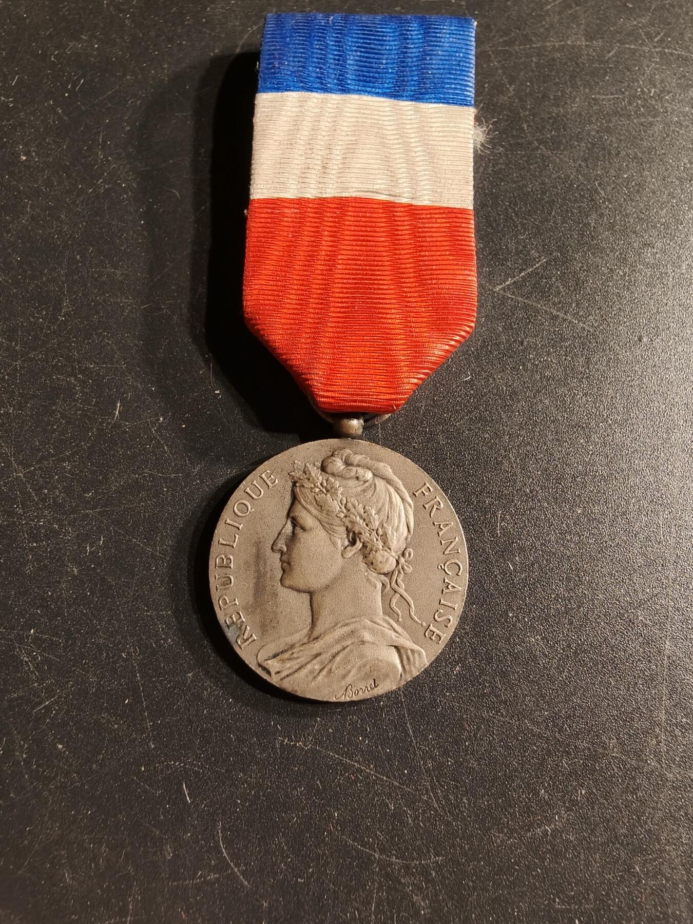 老王徽章第166期 法国银级劳工奖章     950银     12.5g