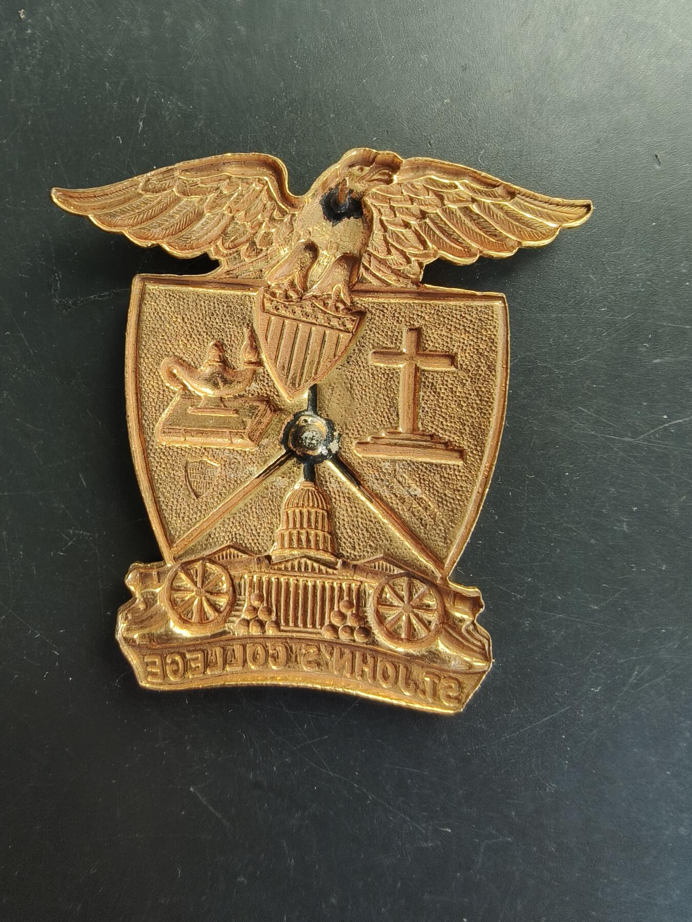 老王徽章第166期 美国圣约翰军事学院大檐帽帽徽    背杆损坏