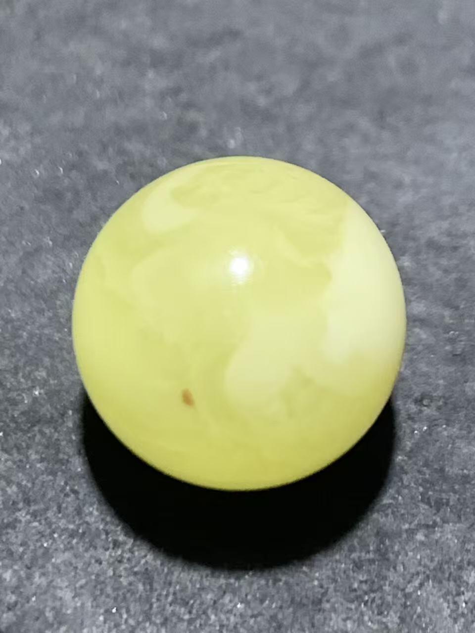 天然俄料原矿蜜蜡通货圆珠一颗，。