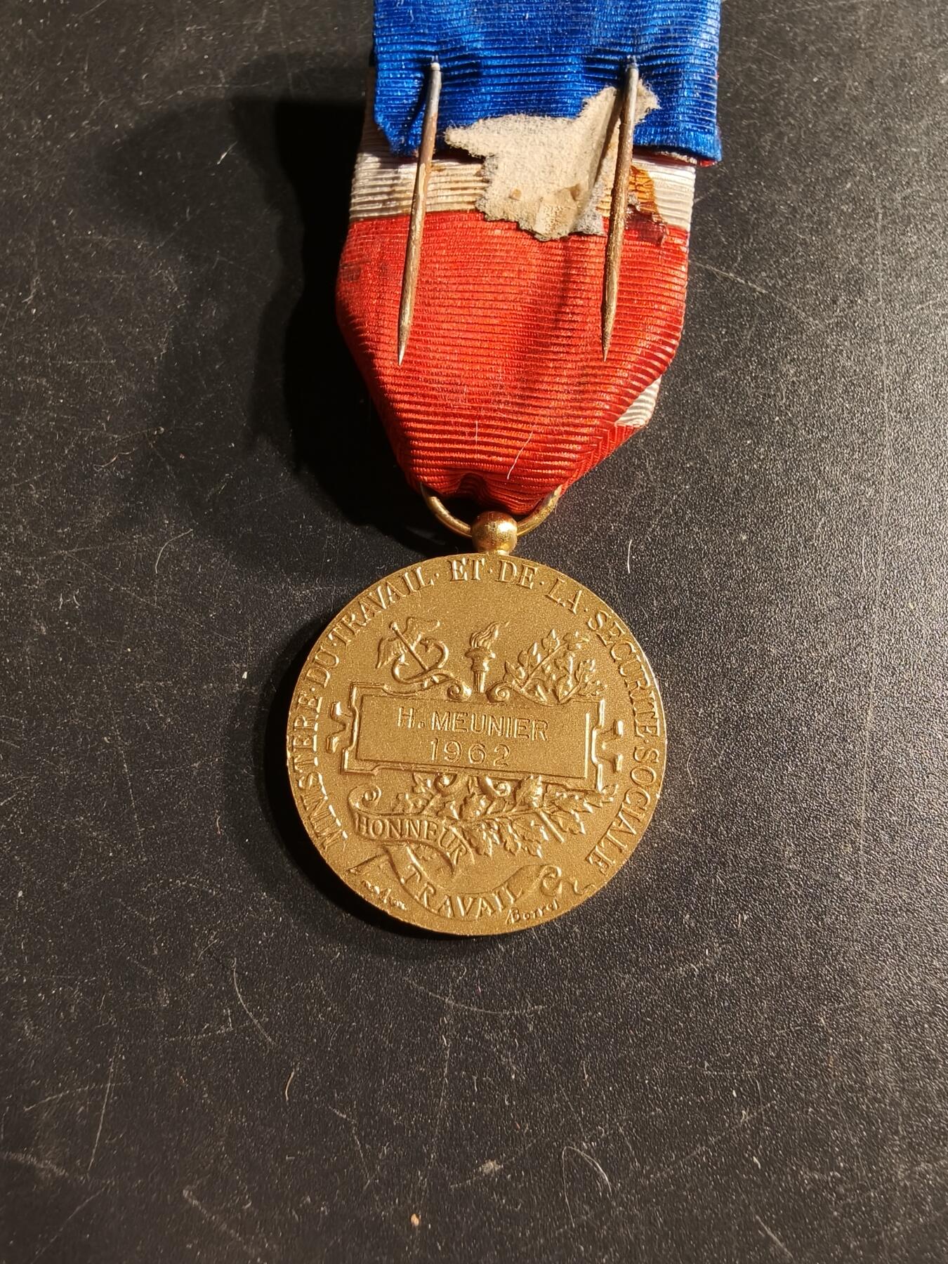 老王徽章第166期 法国金级劳工奖章    950银镀金    13.6g