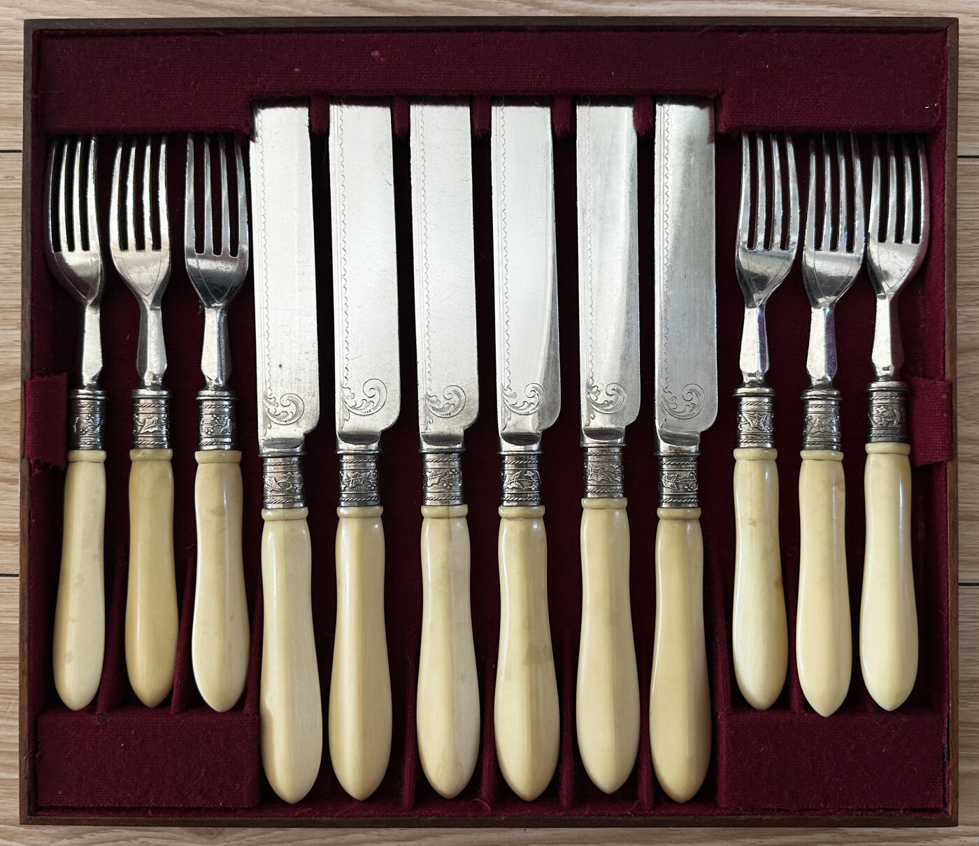 【俄甄集藏】2025年(045)12-03 星期三 晚 19:30 全场包邮 英国伦敦1870-1893年威廉·胡顿&父子制银公司出品古董刻花白色珍贵材料柄镀银餐刀、餐叉24支一套，原木盒，刀长：215mm，叉长：180mm，总重量：851克，设计精美，保存完好