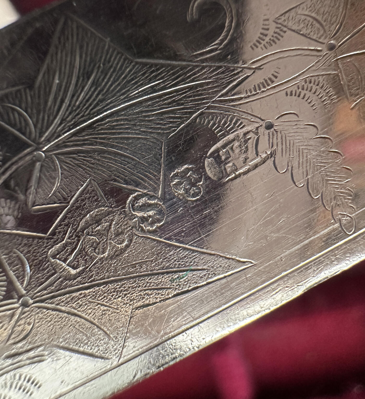 【俄甄集藏】2025年(045)12-03 星期三 晚 19:30 全场包邮 英国伦敦1870-1893年威廉·胡顿&父子制银公司出品古董刻花白色珍贵材料柄镀银餐刀、餐叉24支一套，原木盒，刀长：215mm，叉长：180mm，总重量：851克，设计精美，保存完好