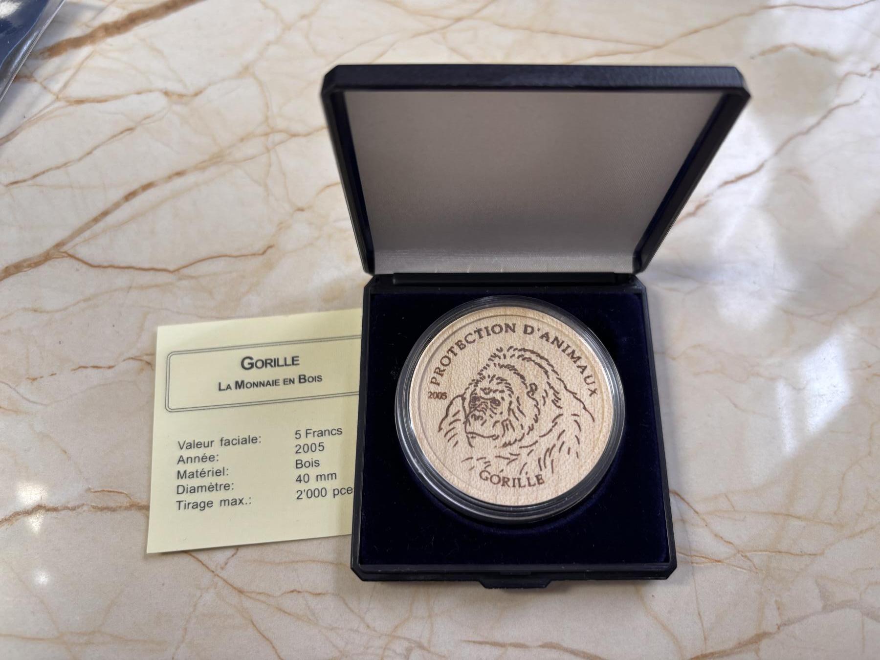 第183期拍卖 稀奇世界首枚木头材质刚果2005年大猩猩纪念币，发行2000枚
