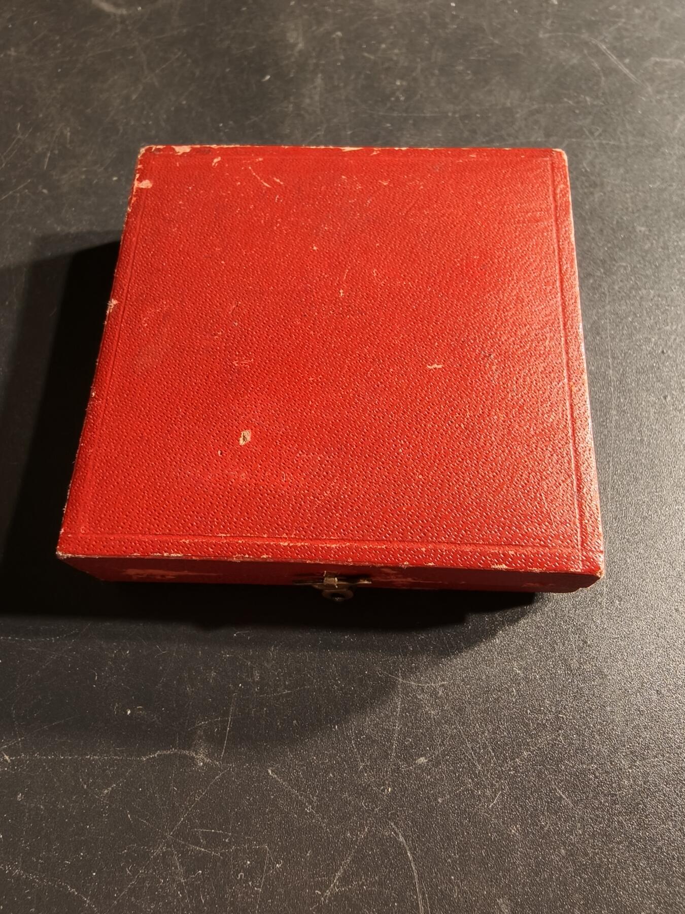 老王徽章第166期 法国里尔市农业科学协会大银章    原盒   800银   直径41mm.   重量39g