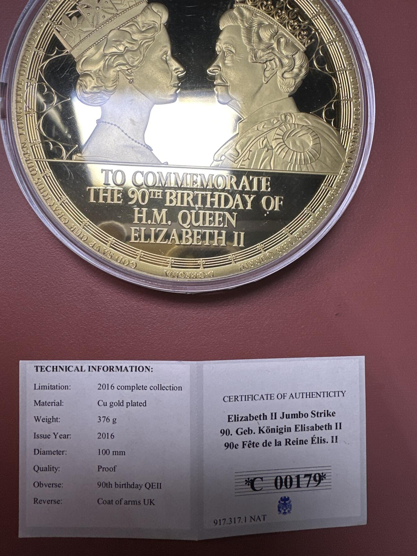 12.4铜章专场 2016年英国伊丽莎白女王二世90岁生日纪念章 高浮雕铜镀金精致纪念章 100mm