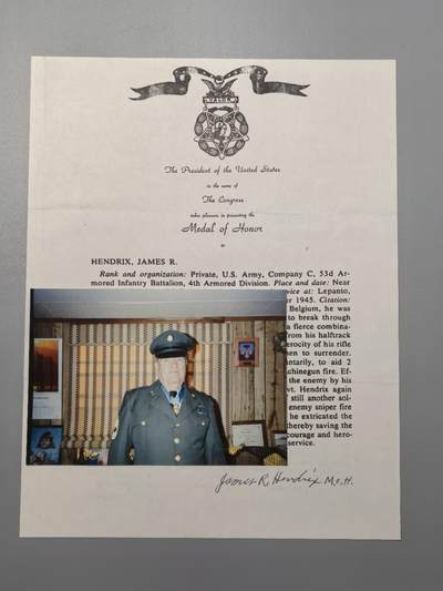 小驴勋章奖章收藏11月29日周六晚六点拍卖（珍爱和平，收藏战争，铭记历史，勿忘国耻，忠党爱国。有偿代拍，送拍规则在简介最后，参拍须阅读规则后再参拍，关系到运费包装发货时效真假辨别等关键信息，拍卖时不再发原图，看大图店主微信码在拍卖店铺介绍里） - 荣誉勋章获得者第4装甲师詹姆斯·理查德·亨德里克斯战后签名照和在证书复印件上的亲签，从诺曼底登陆参加了突出部战役，在巴斯托涅（看过兄弟连的朋友应该不陌生）俘获两门88火炮班组人员，还从被击中半履带车上拽下同袍，简直就是阿米利卡超人