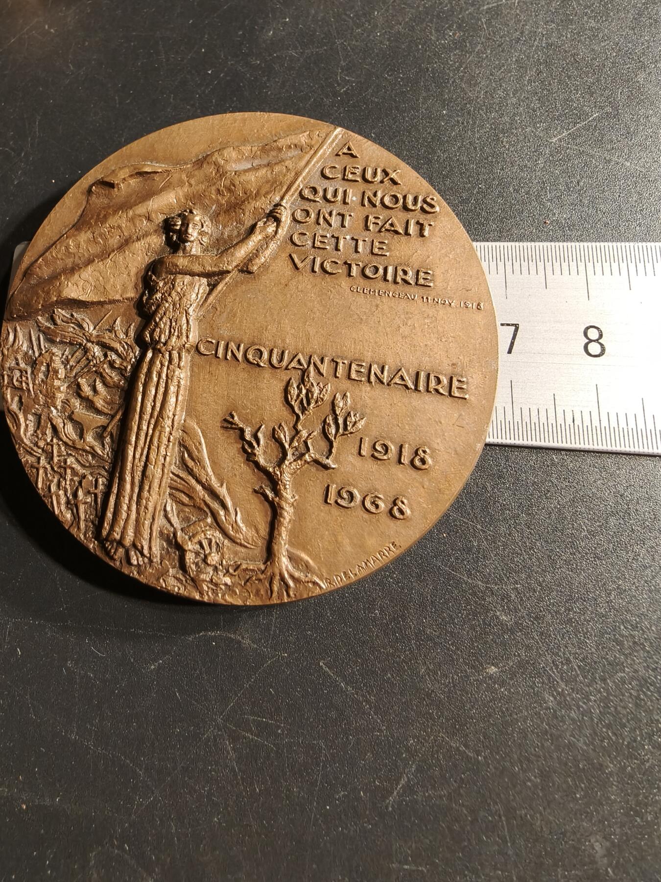 老王徽章第166期 法国一战胜利50周年大铜章     直径68mm.   重量173.2g.     手持旗帜的胜利女神形象