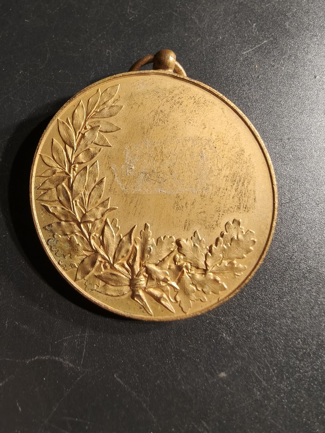 老王徽章第166期 法国射击联盟镀金铜奖章     直径50mm.    重量51.2g