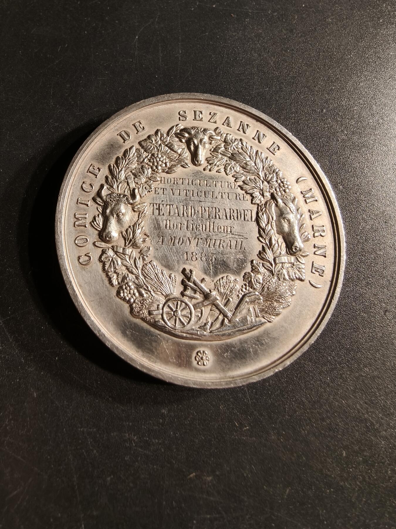 老王徽章第166期 法国1883年塞尚农业博览会大银章    原盒950银    直径52mm.    重量61g