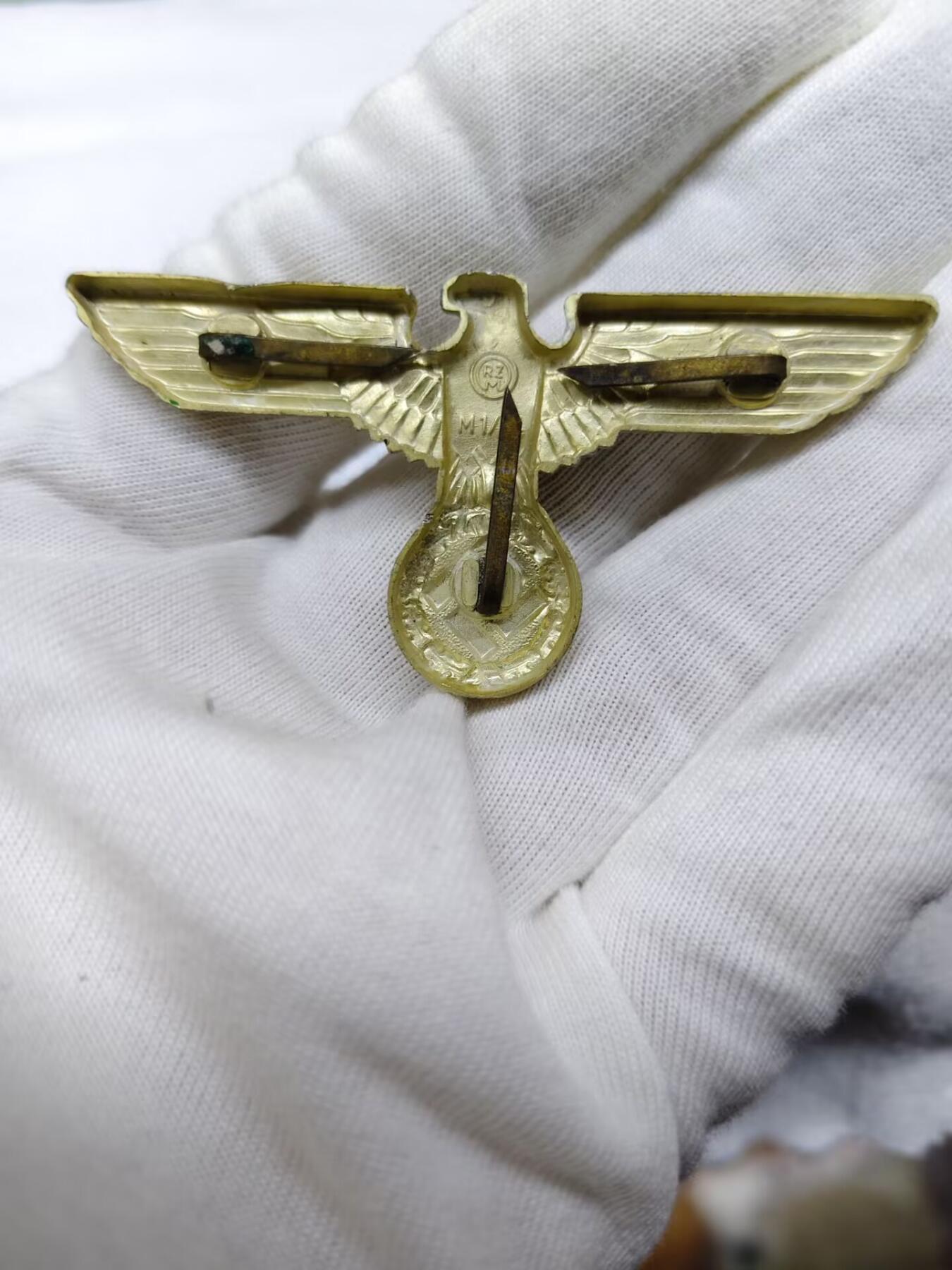 ww两，德三党政组织官员大檐帽帽徽，镀金铜底，背后rzm m1/44标