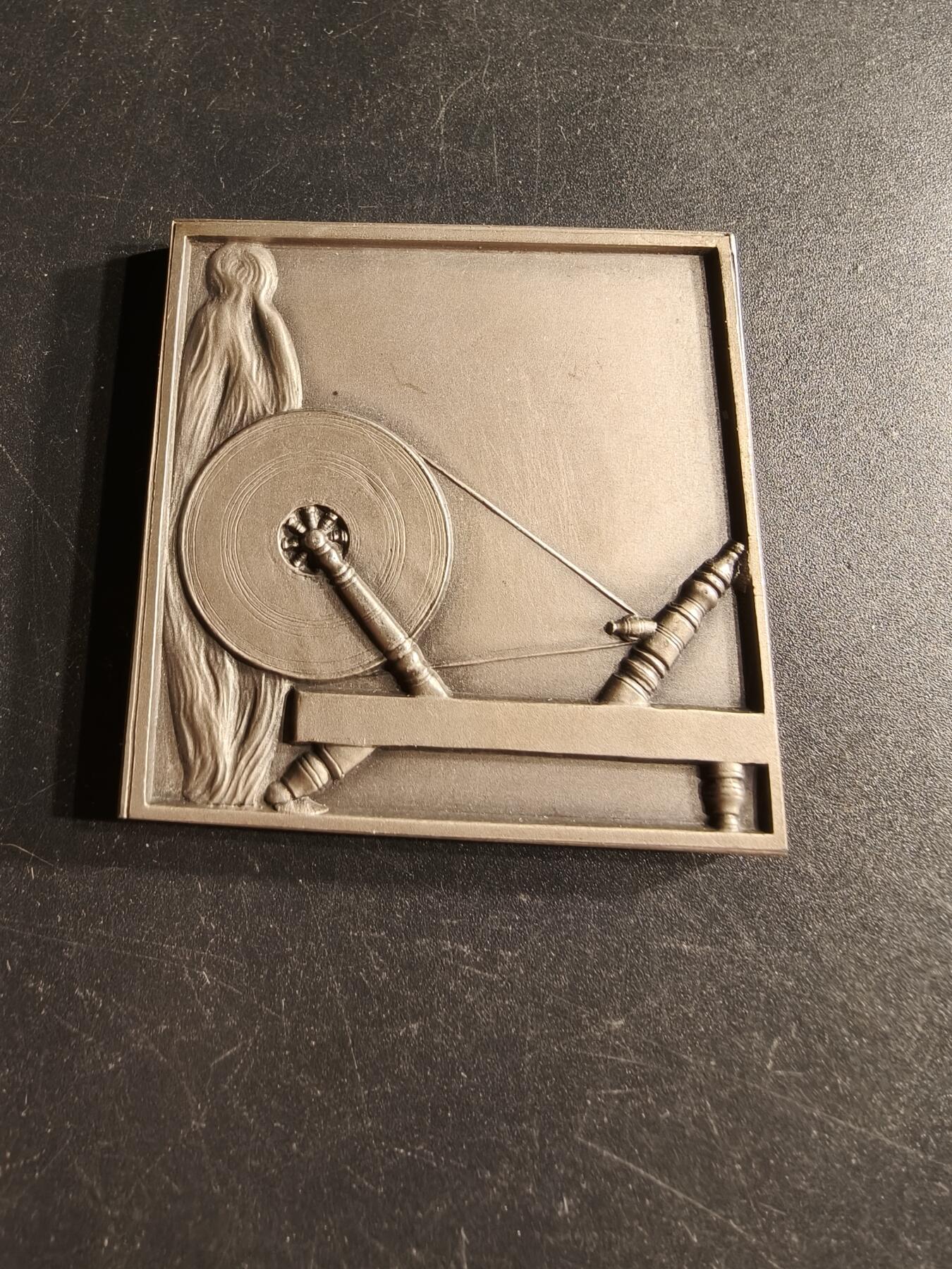 老王徽章第166期 法国鲁贝市工商协会方形大银章    950银   原盒    方形尺寸50×50mm.     重量105.6g