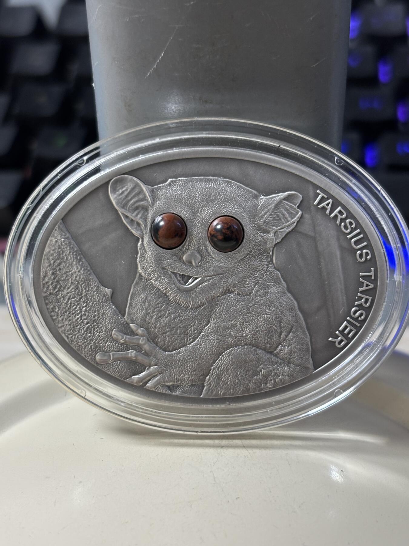 第183期拍卖 斐济2013年野生动物系列眼镜猴镶嵌银币，999银，发行999枚