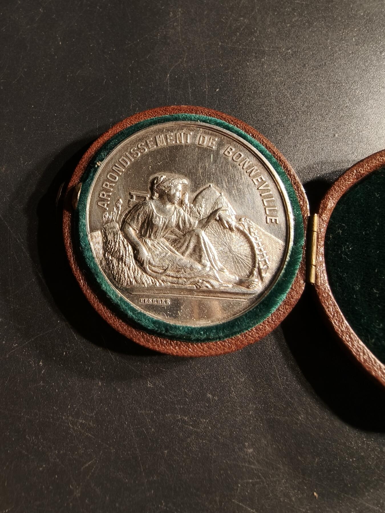 老王徽章第166期 法国农商协会大银章    原盒     950银    直径42mm.   重量34.3g