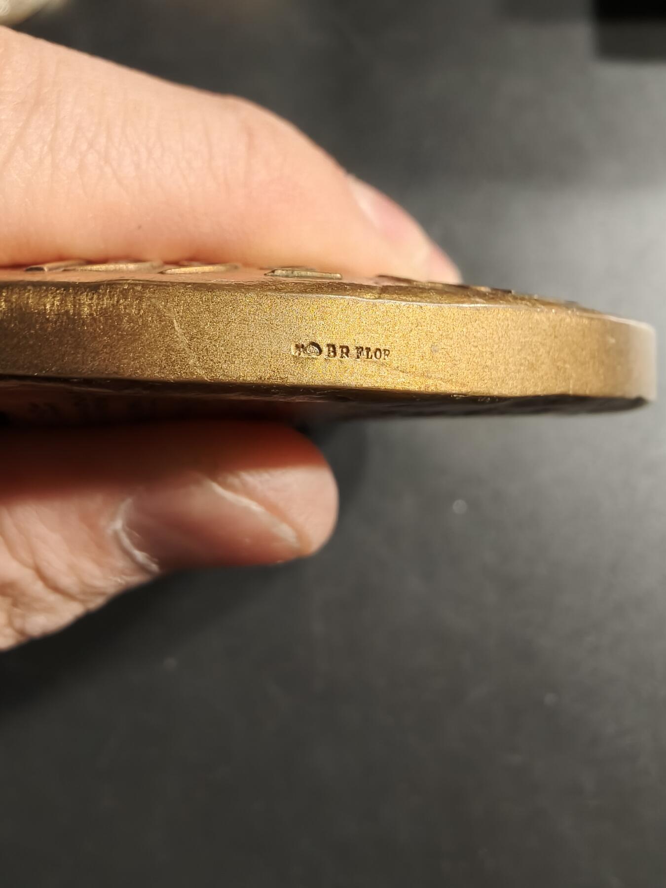 老王徽章第166期 法国1992年日历镀金大铜章     高浮雕    直径94mm.   重量634.4g