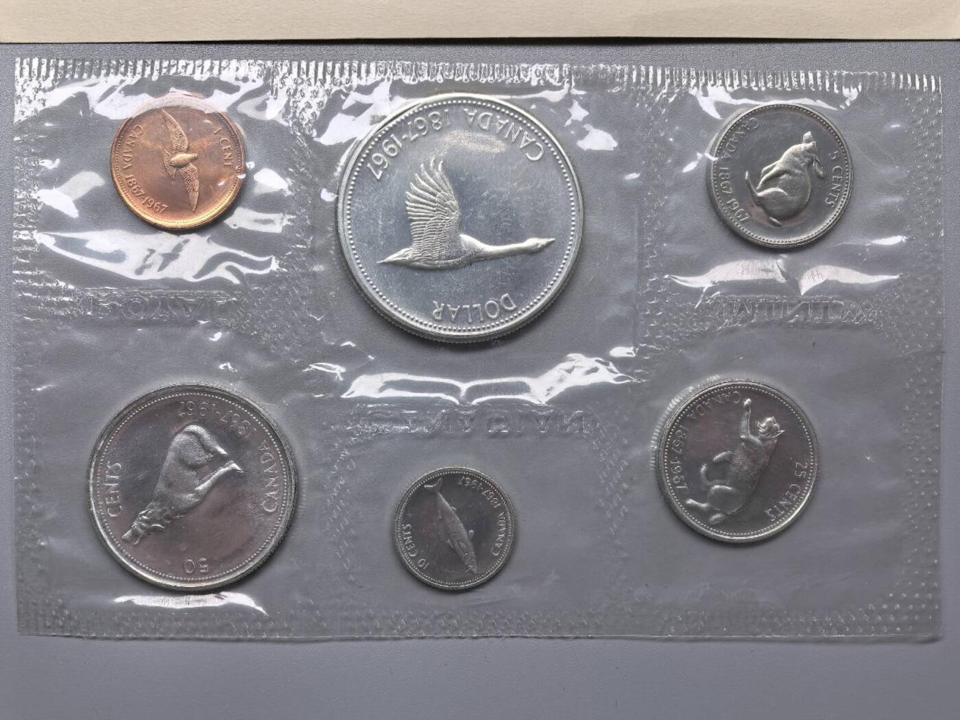 小驴勋章奖章收藏11月29日周六晚六点拍卖（珍爱和平，收藏战争，铭记历史，勿忘国耻，忠党爱国。有偿代拍，送拍规则在简介最后，参拍须阅读规则后再参拍，关系到运费包装发货时效真假辨别等关键信息，拍卖时不再发原图，看大图店主微信码在拍卖店铺介绍里） 加拿大1967年建国百年纪念币塑封装帧套币，官方数据共43.1561克银币（去掉1、5分铜镍币）