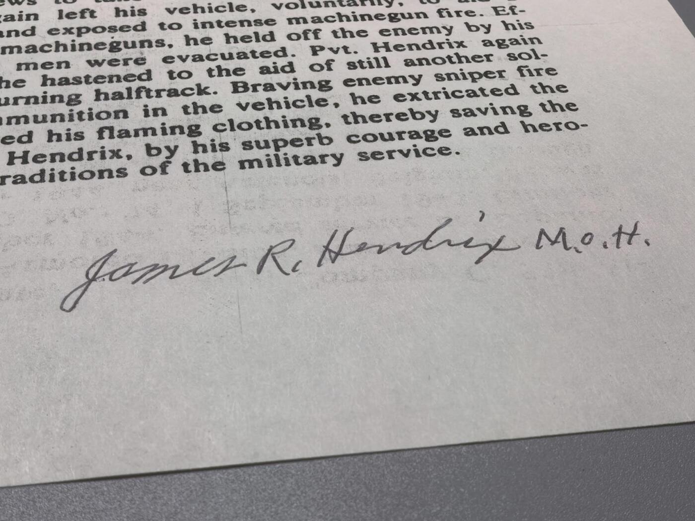 小驴勋章奖章收藏11月29日周六晚六点拍卖（珍爱和平，收藏战争，铭记历史，勿忘国耻，忠党爱国。有偿代拍，送拍规则在简介最后，参拍须阅读规则后再参拍，关系到运费包装发货时效真假辨别等关键信息，拍卖时不再发原图，看大图店主微信码在拍卖店铺介绍里） 荣誉勋章获得者第4装甲师詹姆斯·理查德·亨德里克斯战后签名照和在证书复印件上的亲签，从诺曼底登陆参加了突出部战役，在巴斯托涅（看过兄弟连的朋友应该不陌生）俘获两门88火炮班组人员，还从被击中半履带车上拽下同袍，简直就是阿米利卡超人