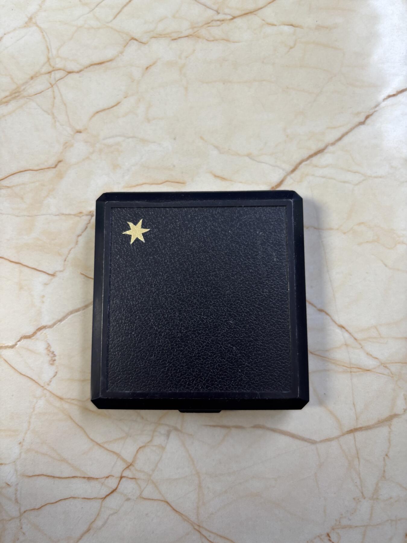 第183期拍卖 稀奇世界首枚木头材质刚果2005年大猩猩纪念币，发行2000枚