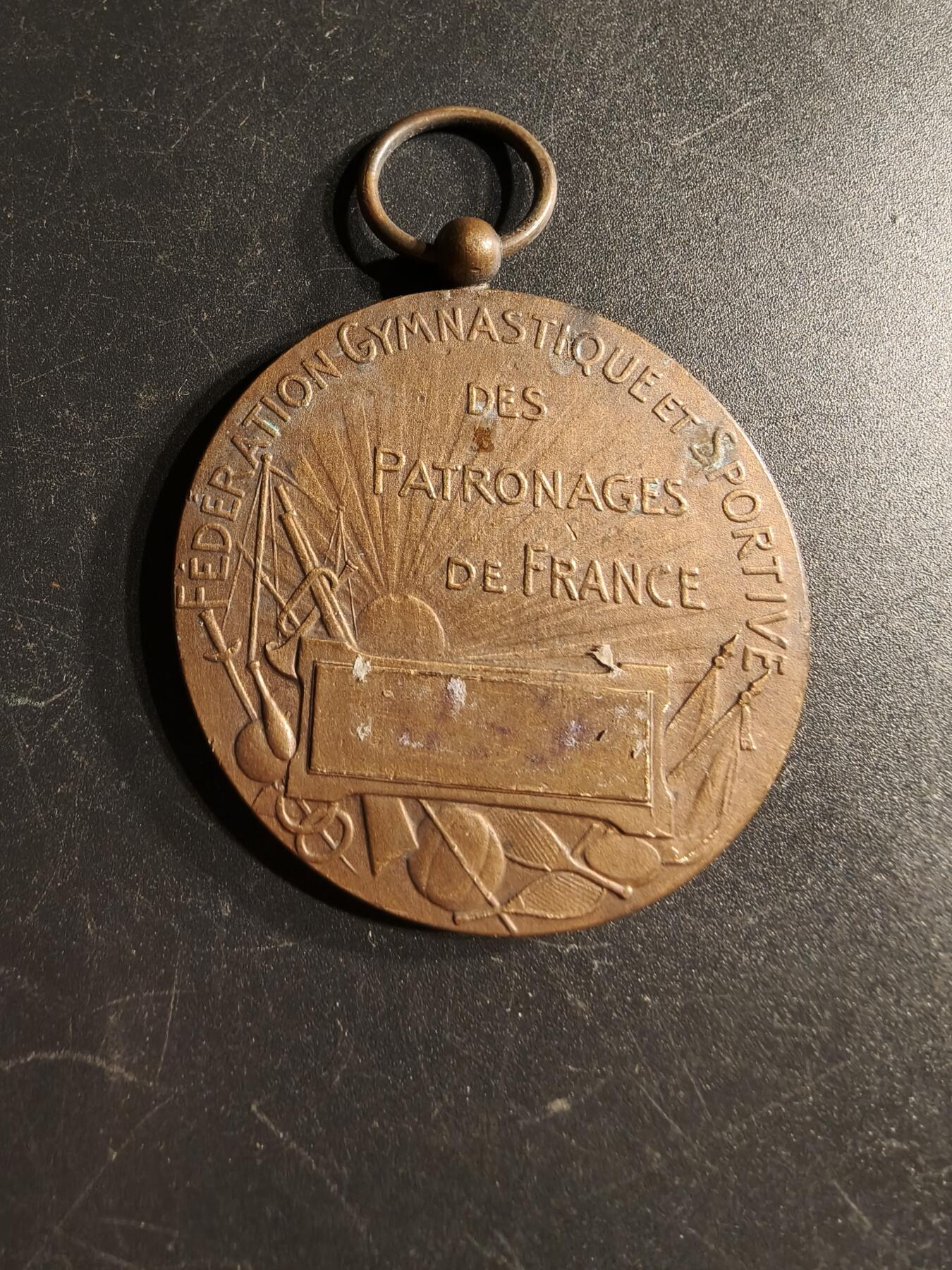 老王徽章第166期 法国体操协会铜奖章     直径44mm.   重量40g