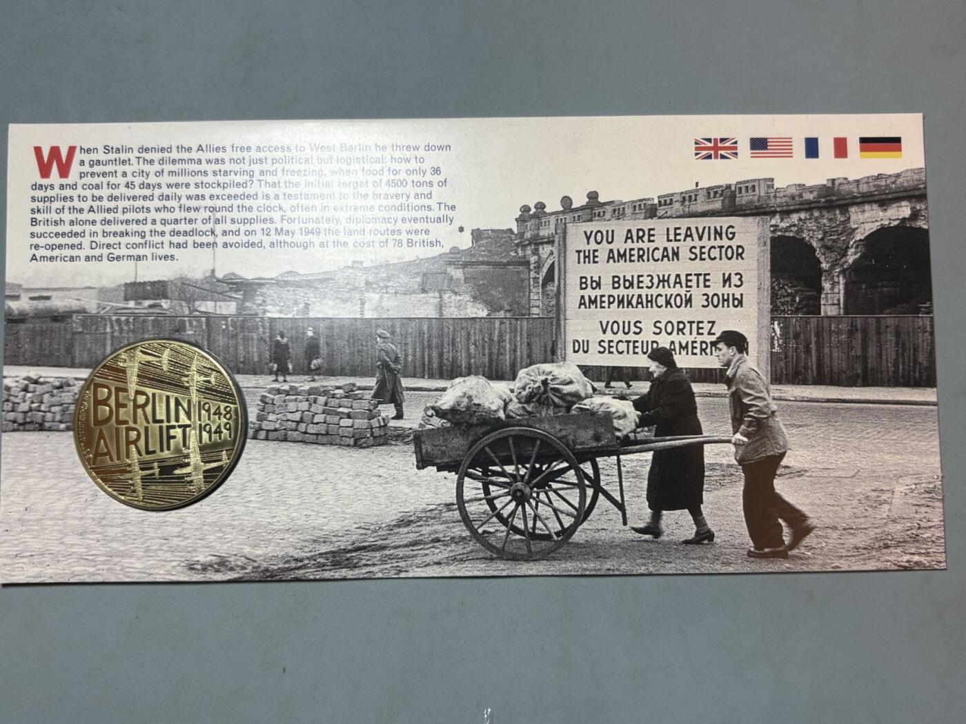 盛世勋华——号角文化勋章邮票专场拍卖第291期 英国1999年柏林危机（柏林空运成功50周年）纪念首日邮币封，包括纪念章+主题邮票+历史资料的组合类藏品，兼具历史纪念与收藏属性，纪念1948-1949年柏林空运50周年——这是二战后美苏冷战初期，西方阵营向被封锁的西柏林空运物资的行动，是冷战早期的标志性事件。限量发行，编号29500