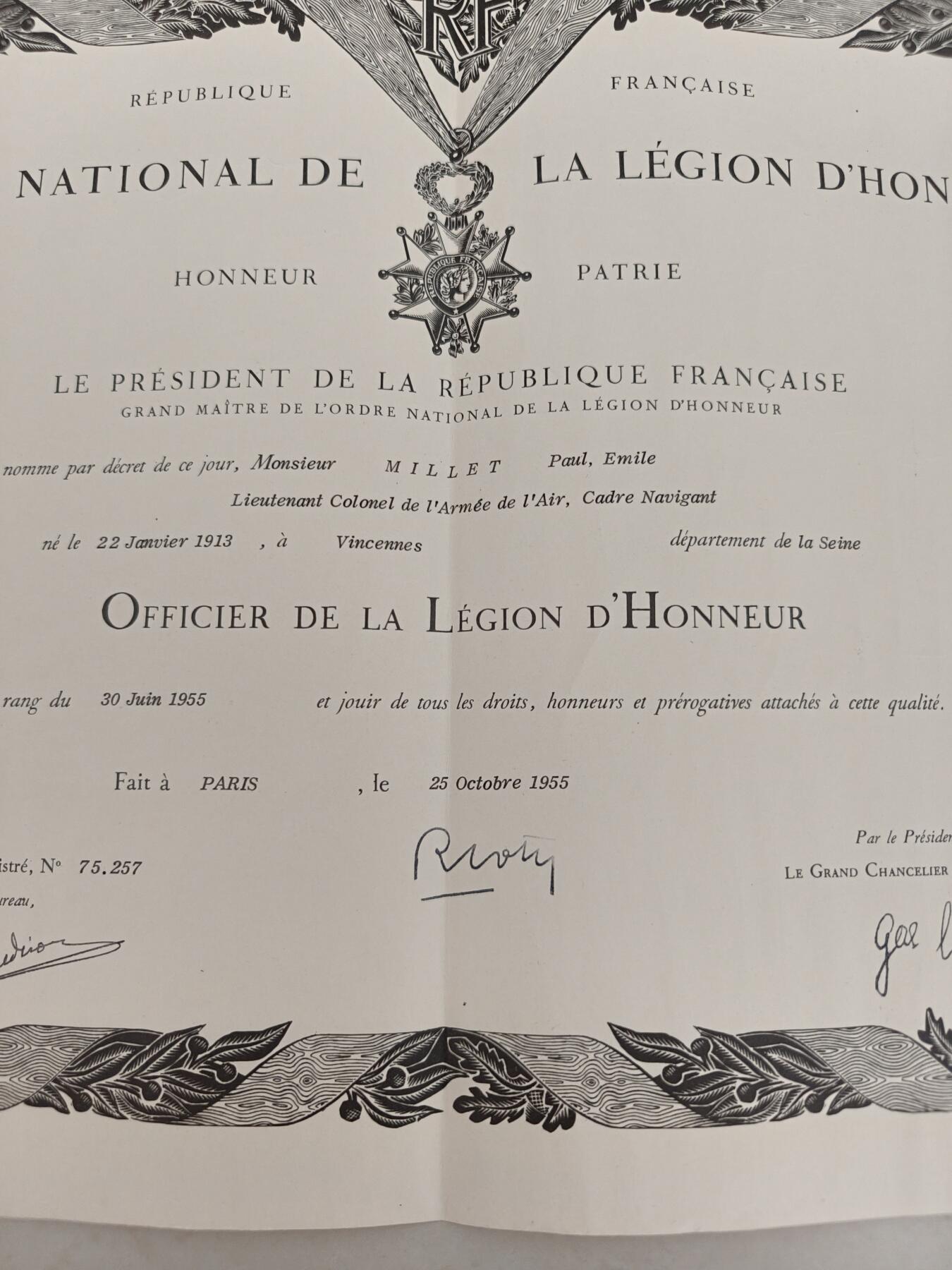 老王徽章第166期 法国军官级荣誉军团勋章证书    四共时期     左上有损     1955年授予空军中校