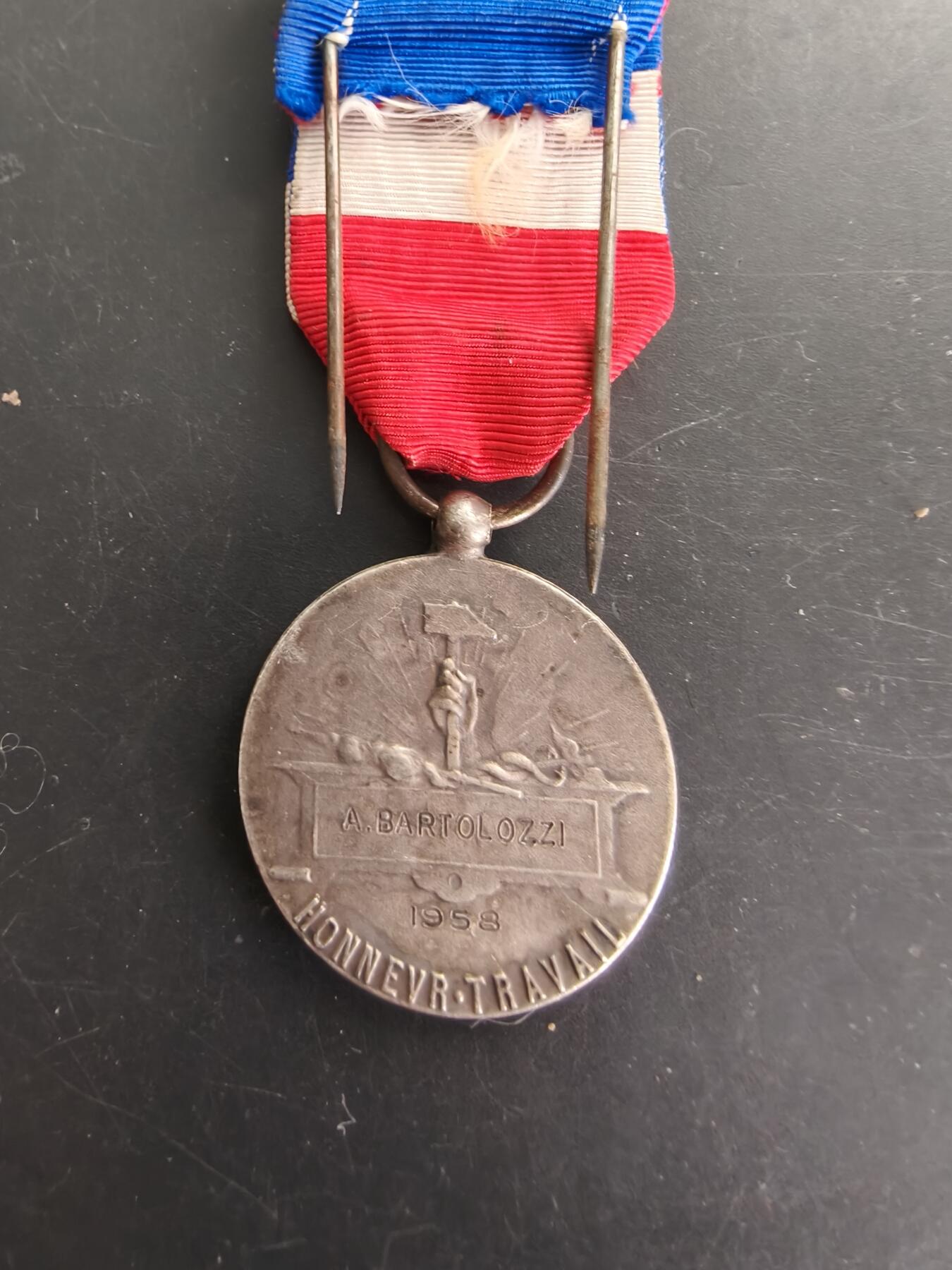 老王徽章第166期 法国银级劳动荣誉奖章     1958年实发