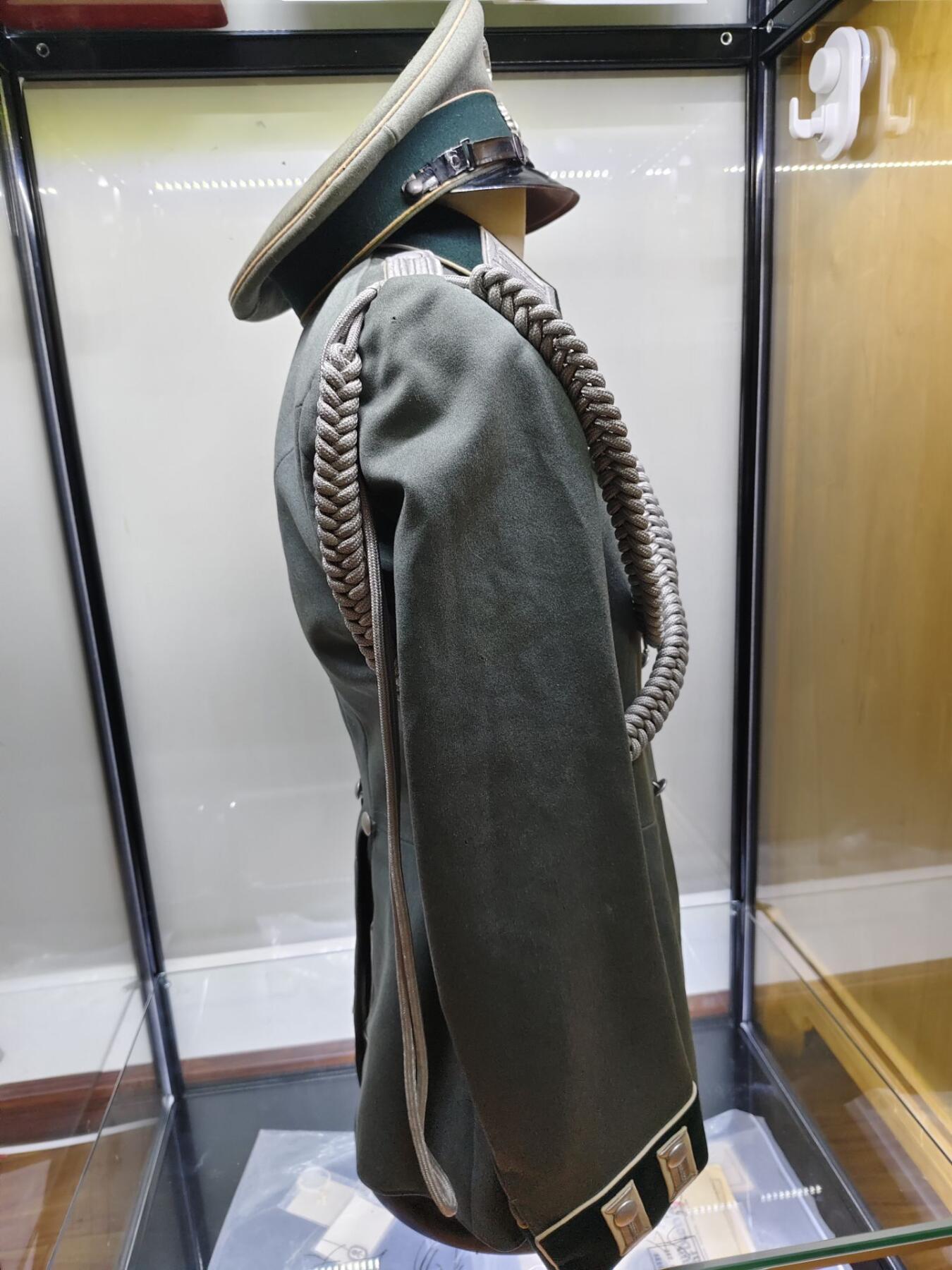 德三Heer 陆军步兵少尉m35礼服。 非常漂亮精致的中礼服，高质量细斜纹制成，可挂略章，步突，胸鹰保存完好无虫蛀，礼服索很好中尉肩章领章搭配，内部带有内腰带，左边内胳膊内衬有一定破损 大檐帽使用斜纹毛尼制成，59头围大尺码，里面的标保存很好，汗圈完好