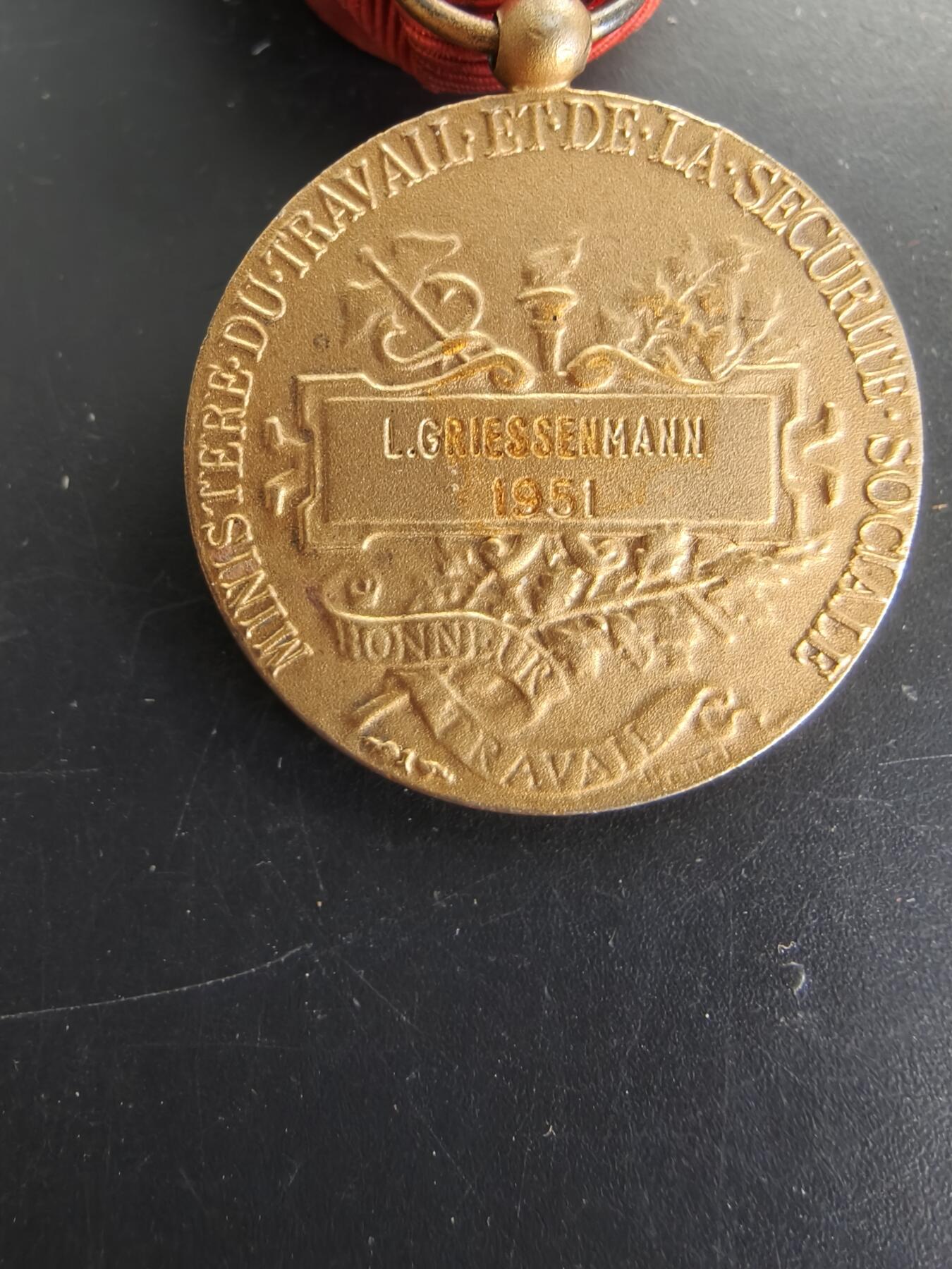 老王徽章第166期 法国金级劳工奖章    950银镀金    13g.    1951年