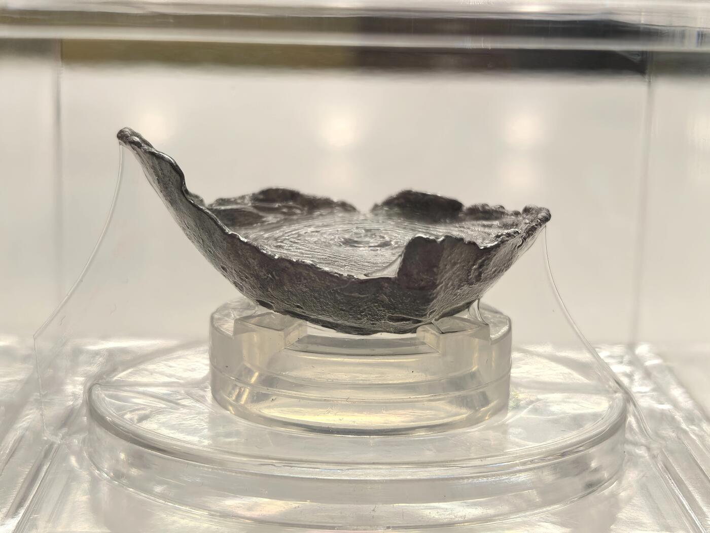 博洋堂世界钱币拍卖第149期（全场包邮） 公博北京总部严评AU55，明清银锭，49.7克，二两，细丝纹银，水波纹很清晰，滴水未沾原味老包浆