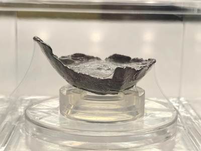 公博北京总部严评AU55，明清银锭，49.7克，二两，细丝纹银，水波纹很清晰，滴水未沾原味老包浆