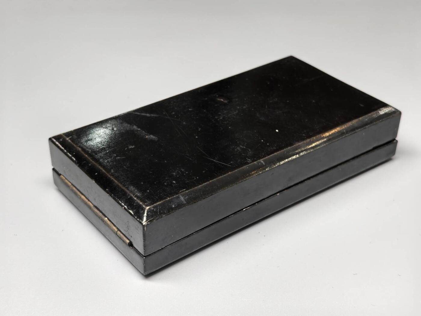 小驴勋章奖章收藏11月29日周六晚六点拍卖（珍爱和平，收藏战争，铭记历史，勿忘国耻，忠党爱国。有偿代拍，送拍规则在简介最后，参拍须阅读规则后再参拍，关系到运费包装发货时效真假辨别等关键信息，拍卖时不再发原图，看大图店主微信码在拍卖店铺介绍里） 中日甲午战争日方从军记章空盒，铭记历史，勿忘国耻，珍爱和平，收藏战争，甲午战争是中国近代史的分水岭，1895年4月17日签订了《马关条约》，甲午战争的结果给中华民族带来空前严重的民族危机，大大加深了中国社会半殖民地化的程度