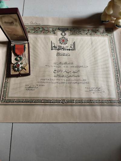 老王徽章第166期 - 黎巴嫩骑士级雪松勋章     原盒带证书（左下角有点小折损）和一点获得者的剪报    颁发于1965年     获得者为法国人皮埃尔•德莱唐先生      最后一张为简要履历翻译 