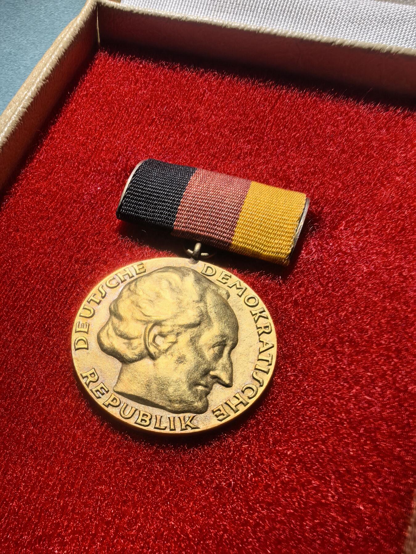 盛世勋华——号角文化勋章邮票专场拍卖第290期 东德国家荣誉 歌德奖金 高级国家勋赏 非常罕见 带原盒和勋略 1952年 章体750金标 上挂900银标 目录价1300欧参见图3