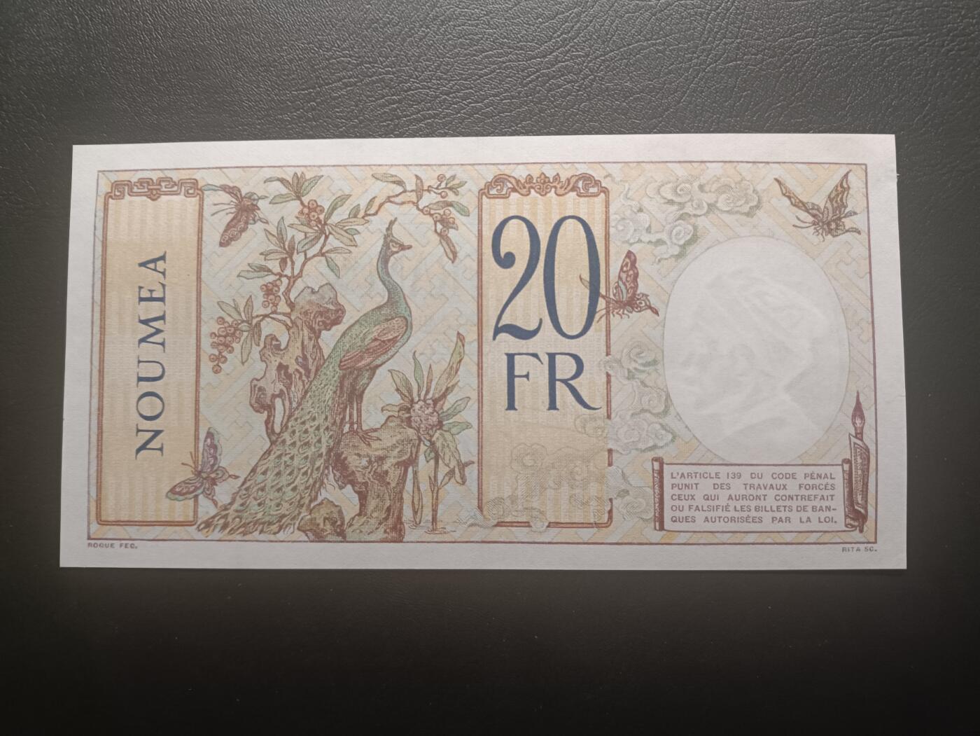 2025十一月第七期，总205期 法属太平洋努美阿地名1929版20法郎UNC-左侧暗裂，稀有早期品种高品相，谷神和孔雀