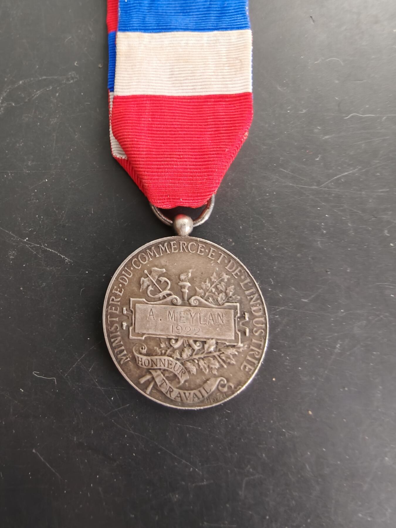 老王徽章第166期 法国银级劳工奖章     800银     少见三共时期版本    12.2g