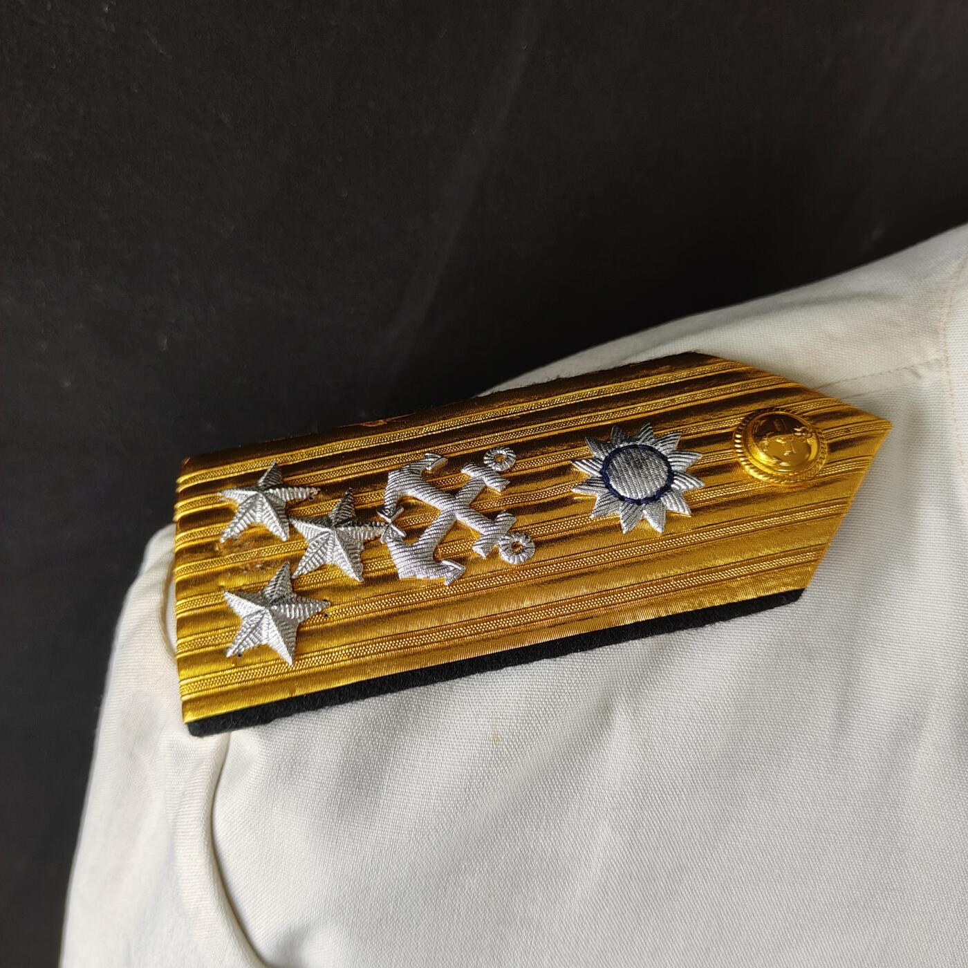 0元起拍勋章 第314期 咸鱼国勋章拍卖专场 11月30日（周日）下午6：00开始 民国白色立领夏服一套 上将阶级 胸围102 肩宽46 衣长78 袖长59 领围41 腰围82 裤长101