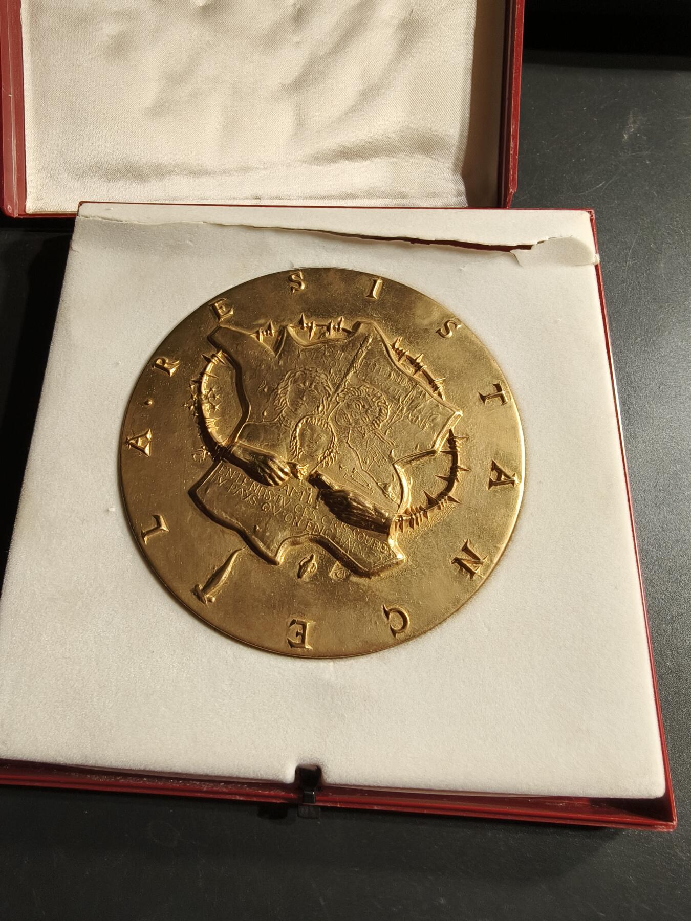 老王徽章第166期 法国二战抵抗运动自由法国全国委员会镀金大铜章    原盒，盒子有损     少见超大尺寸     直径90mm.    重量742.8g