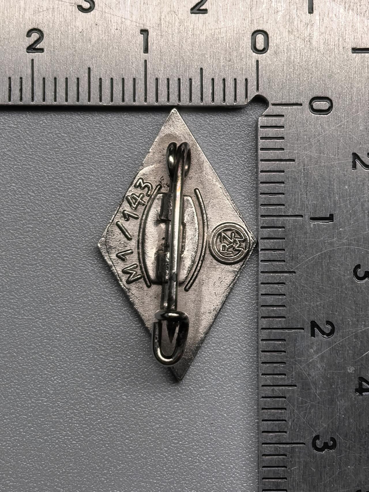 小驴勋章奖章收藏11月29日周六晚六点拍卖（珍爱和平，收藏战争，铭记历史，勿忘国耻，忠党爱国。有偿代拍，送拍规则在简介最后，参拍须阅读规则后再参拍，关系到运费包装发货时效真假辨别等关键信息，拍卖时不再发原图，看大图店主微信码在拍卖店铺介绍里）