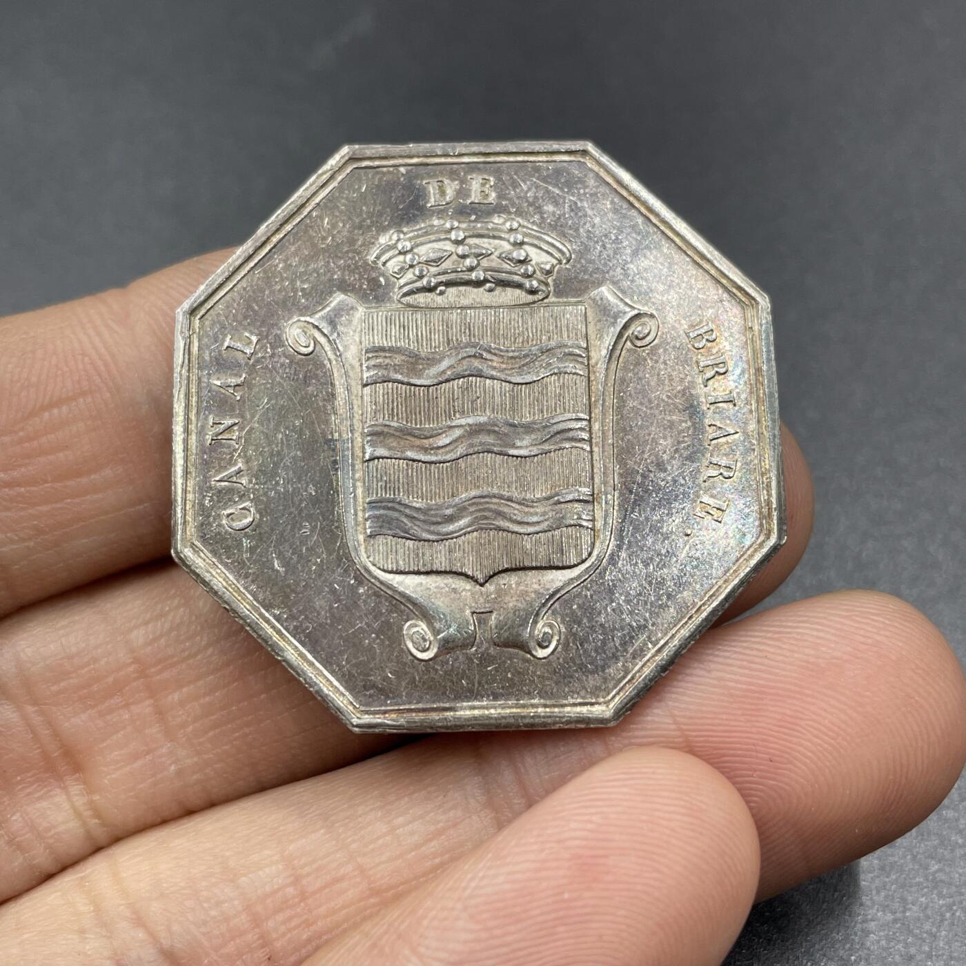 「木头集藏」章牌精品专场！ 法国布里亚尔运河八角银章，直径：34mm，15.9g，1832年前无边铭版本，很少见。