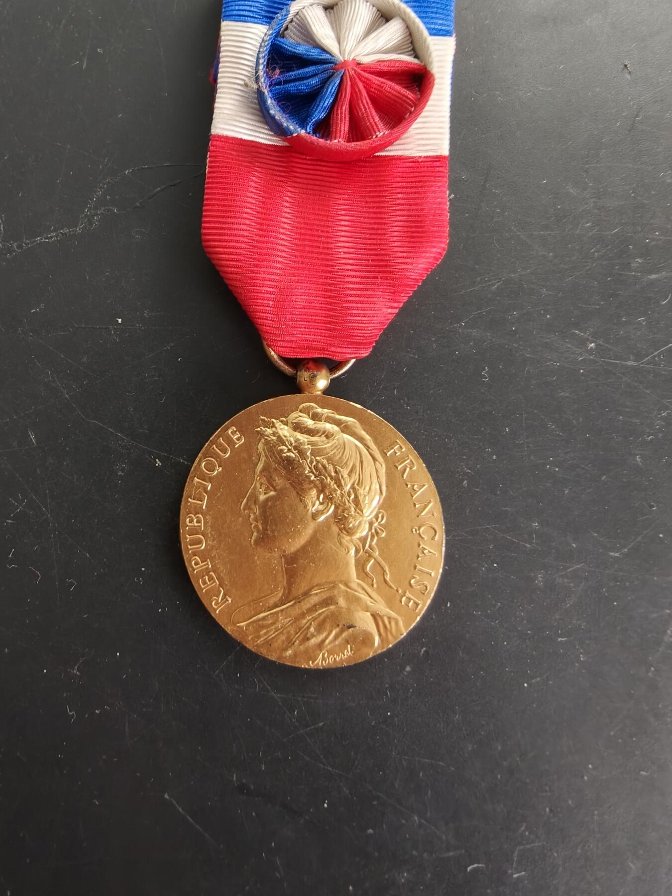 老王徽章第166期 法国金级劳工奖章    950银镀金    13.2g      