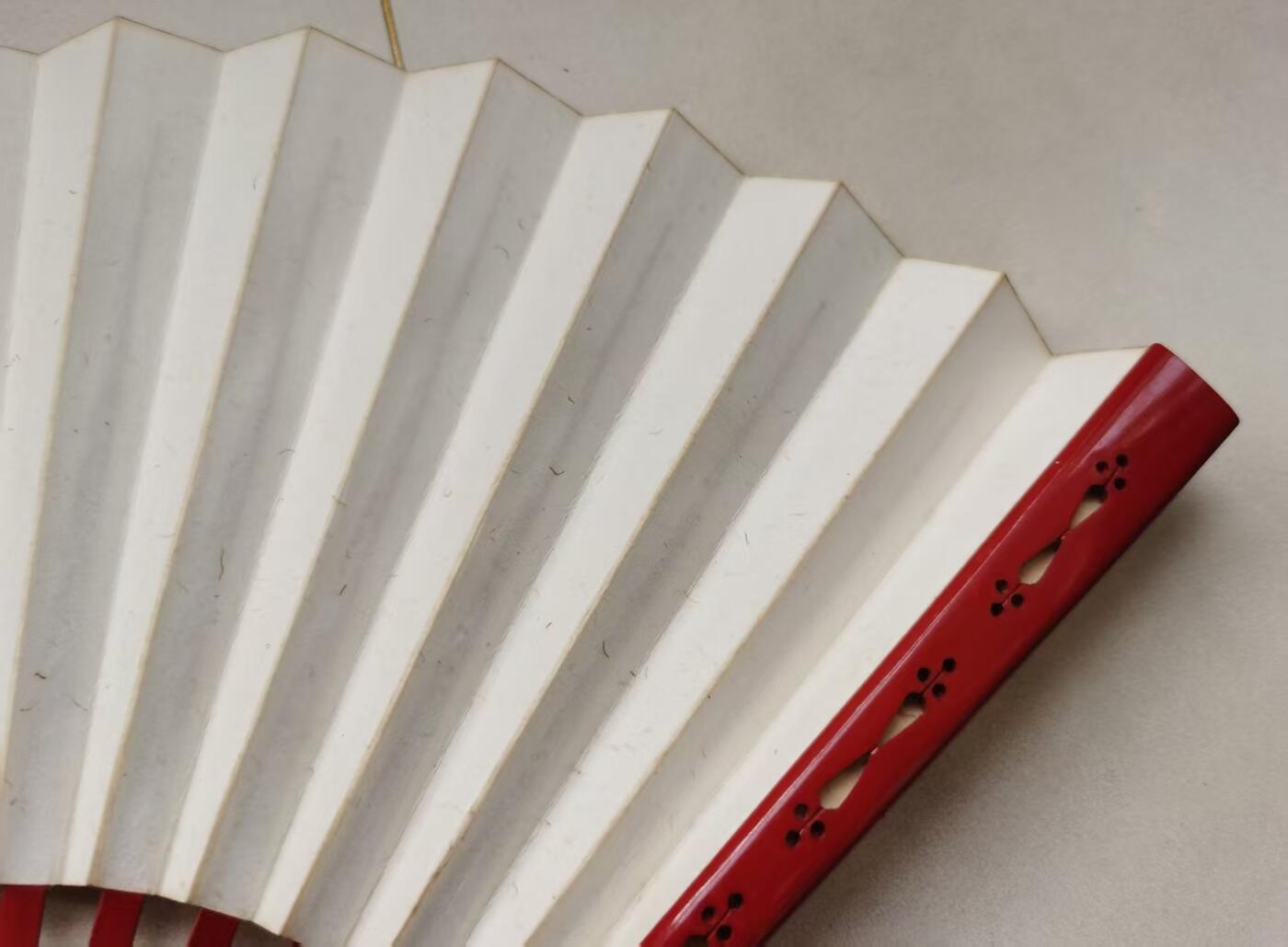 七河·世界钱币杂件水晶矿标小拍（总第29期） 藏家出品X643 邻国老折扇一件 素面 镂空 红色 本件拍品由合作藏家负责邮寄