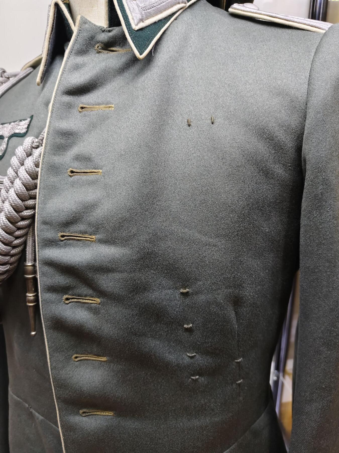 德三Heer 陆军步兵少尉m35礼服。 非常漂亮精致的中礼服，高质量细斜纹制成，可挂略章，步突，胸鹰保存完好无虫蛀，礼服索很好中尉肩章领章搭配，内部带有内腰带，左边内胳膊内衬有一定破损 大檐帽使用斜纹毛尼制成，59头围大尺码，里面的标保存很好，汗圈完好