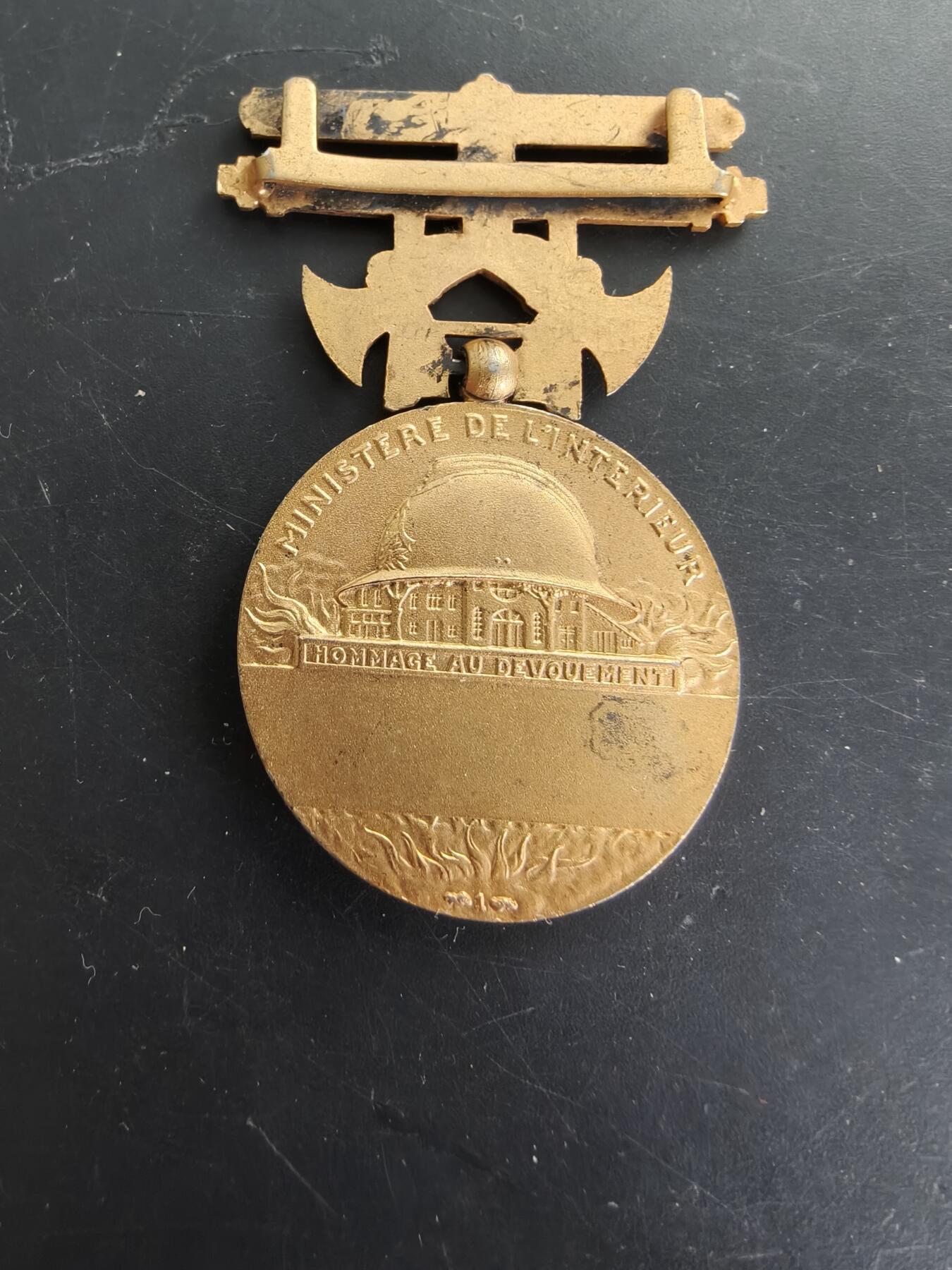 老王徽章第166期 法国金级消防员服役奖章     950银镀金    无绶带    17.6g