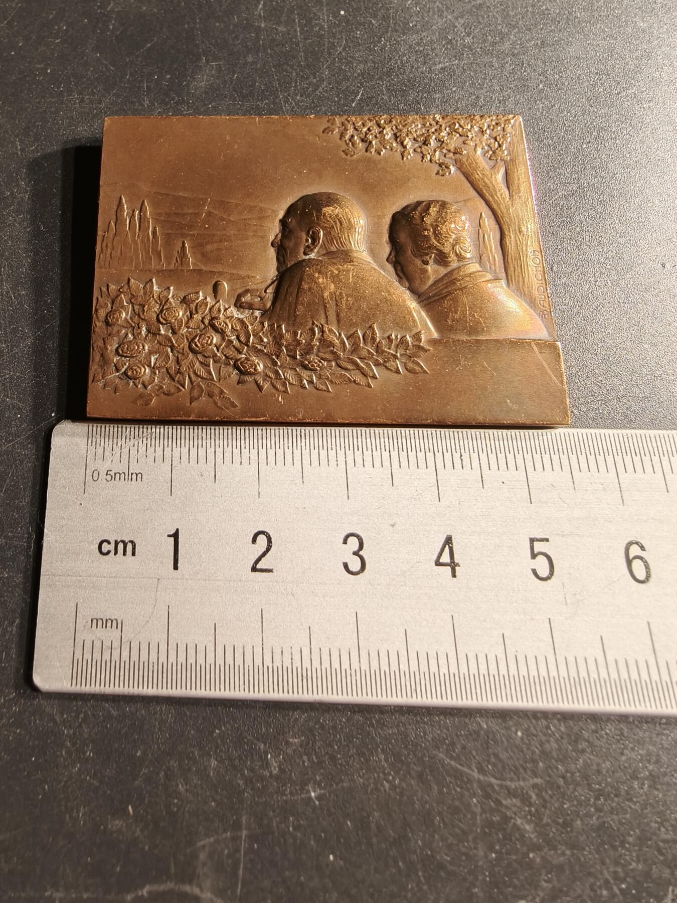 老王徽章第166期 法国金婚方形大铜章     尺寸55×40mm.   重量62g