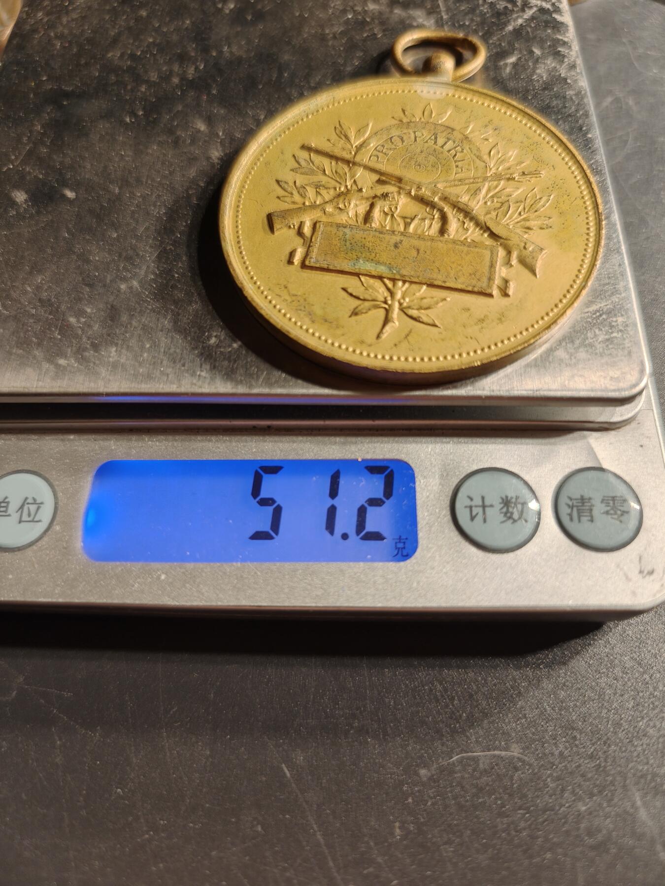 老王徽章第166期 法国射击联盟镀金铜奖章     直径50mm.    重量51.2g