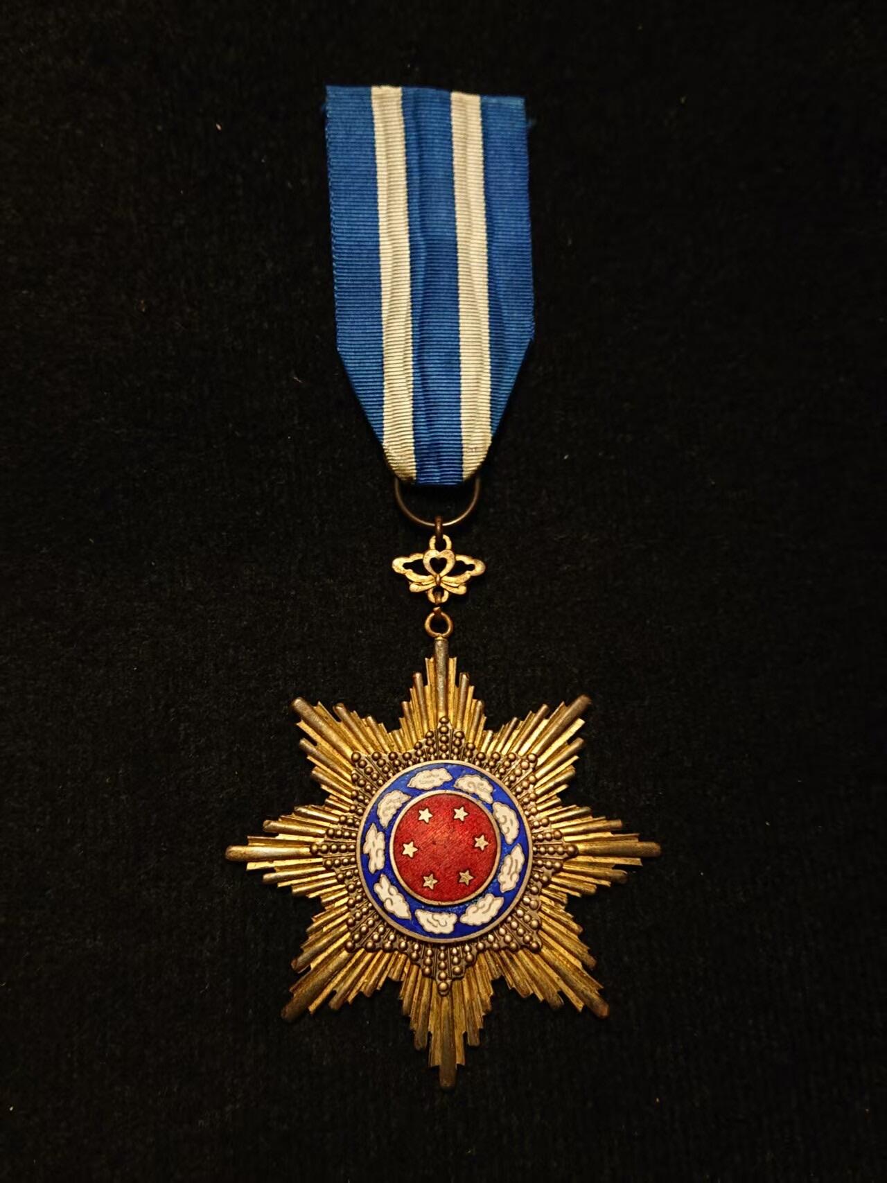 【第貳場】近代勋奖章徽章服饰杂项专场 抗战烽火 和平还都—国民政府同光勋章