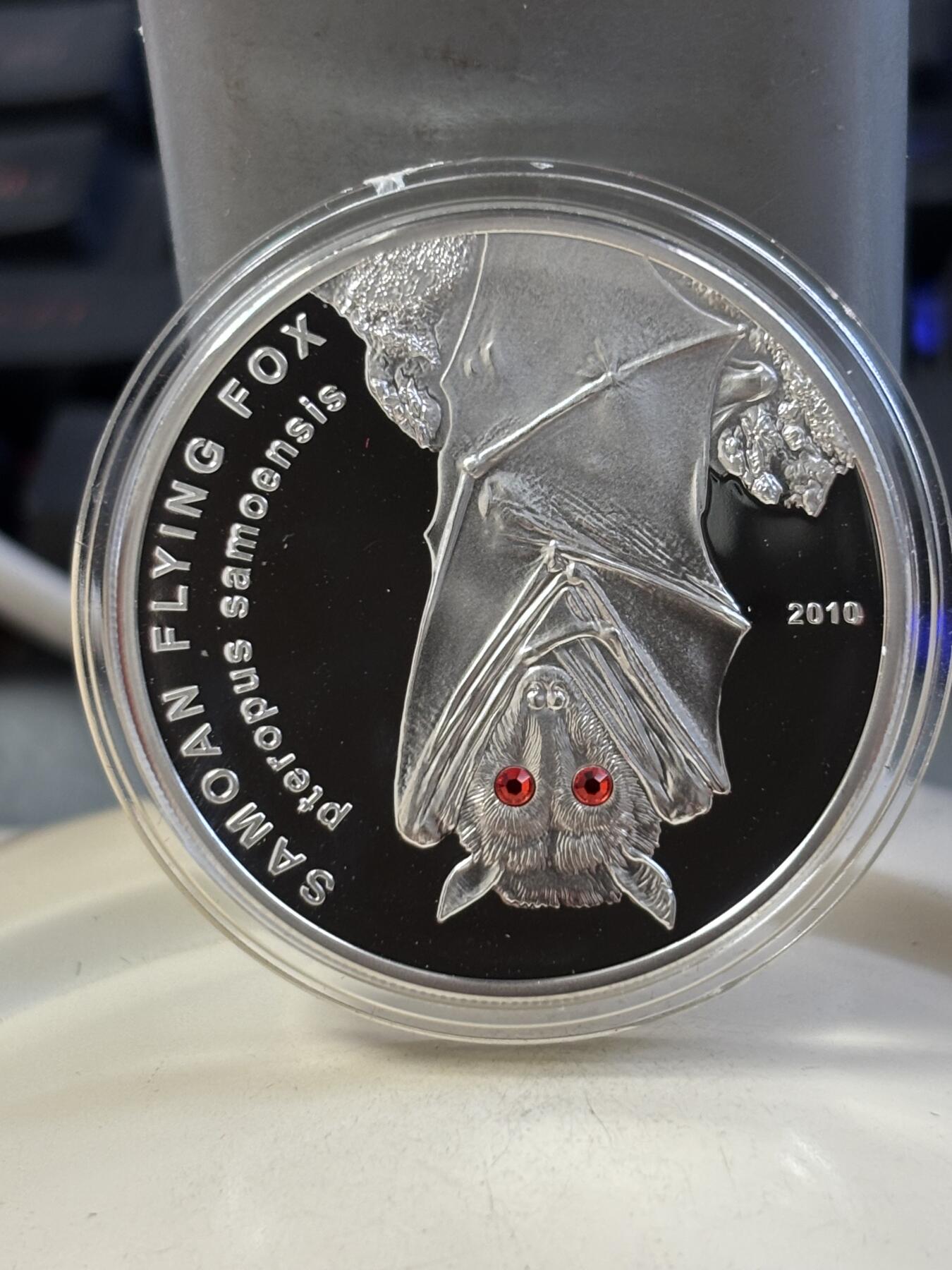 第183期拍卖 萨摩亚2010年动物系列飞狐镶嵌红水晶精制纪念银币，25克，925银，发行2500枚