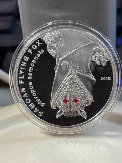 第183期拍卖 - 萨摩亚2010年动物系列飞狐镶嵌红水晶精制纪念银币，25克，925银，发行2500枚
