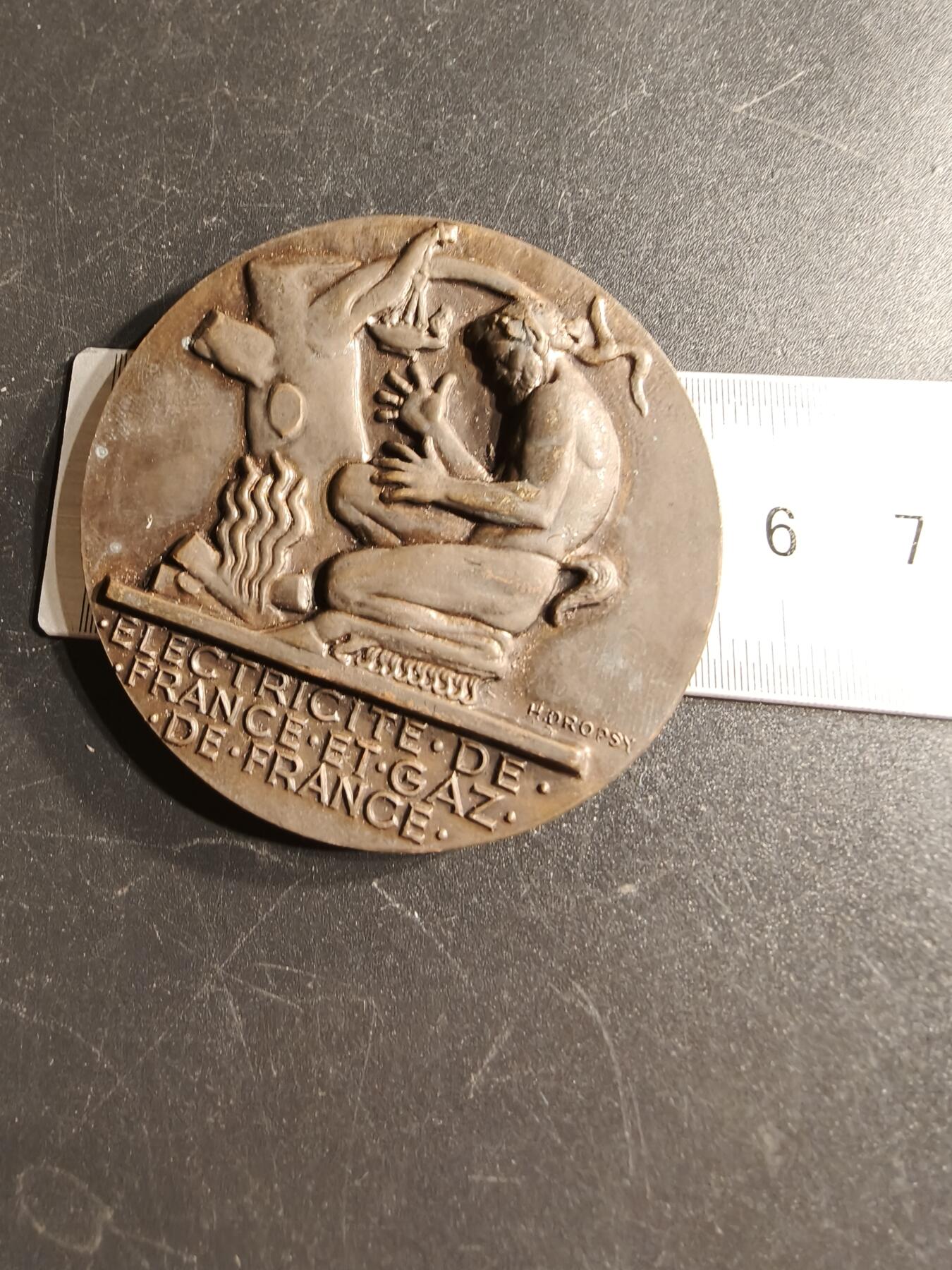 老王徽章第166期 法国电气公司大铜章    大师Dropsy作品     直径54mm.    重量70.6g